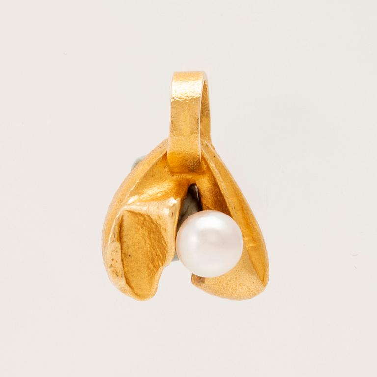 Björn Weckström, pendant "Lapin Vuokko/Mountain Avens", 14K gold and cultured pearl, Lapponia 1993.