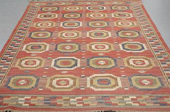 Märta Måås-Fjetterström, a carpet, "Röda åttan", flat weave, ca 295-297 x 205,5-209 cm, signed MMF.