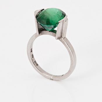 151. Wiwen Nilsson, an 18 k white gold ring with a facet cut turmaline, Lund 1958.