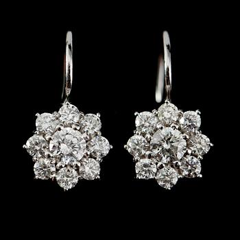 ÖRHÄNGEN, 1 par, 18 k vitguld, briljantslipade diamanter, mittstenar totalt 1.42 ct, krans totalt 0.78 ct.