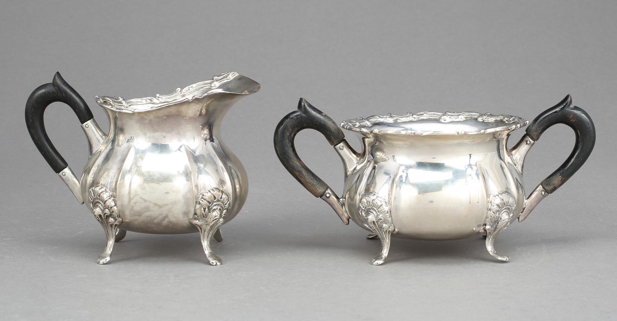 KAFFESERVIS, 3 delar, silver, rokokostil, Tyskland, svenska importstämplar, 1900-talets första hälft. Vikt ca 1205g.