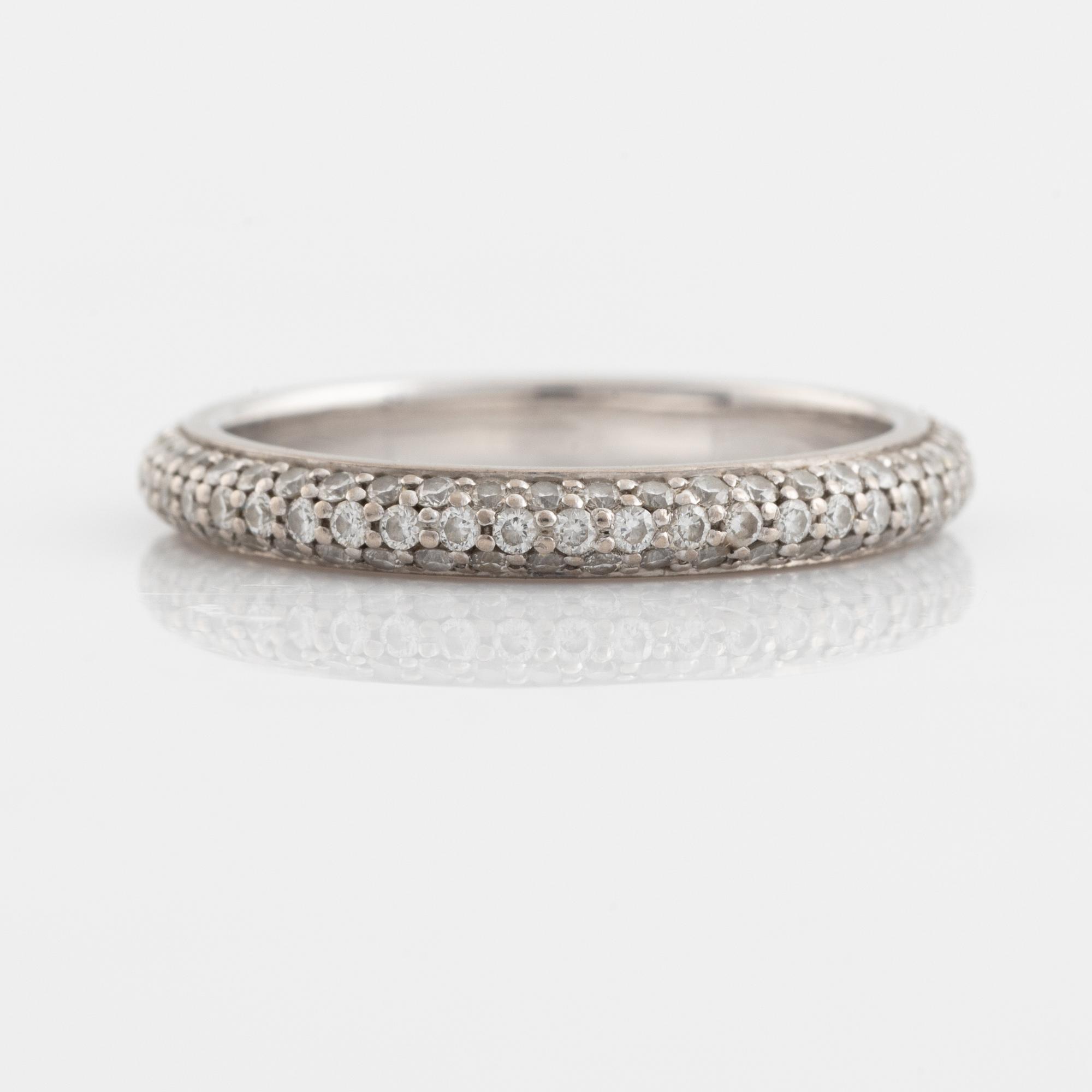 An Engelbert ring "Petite Pavé".