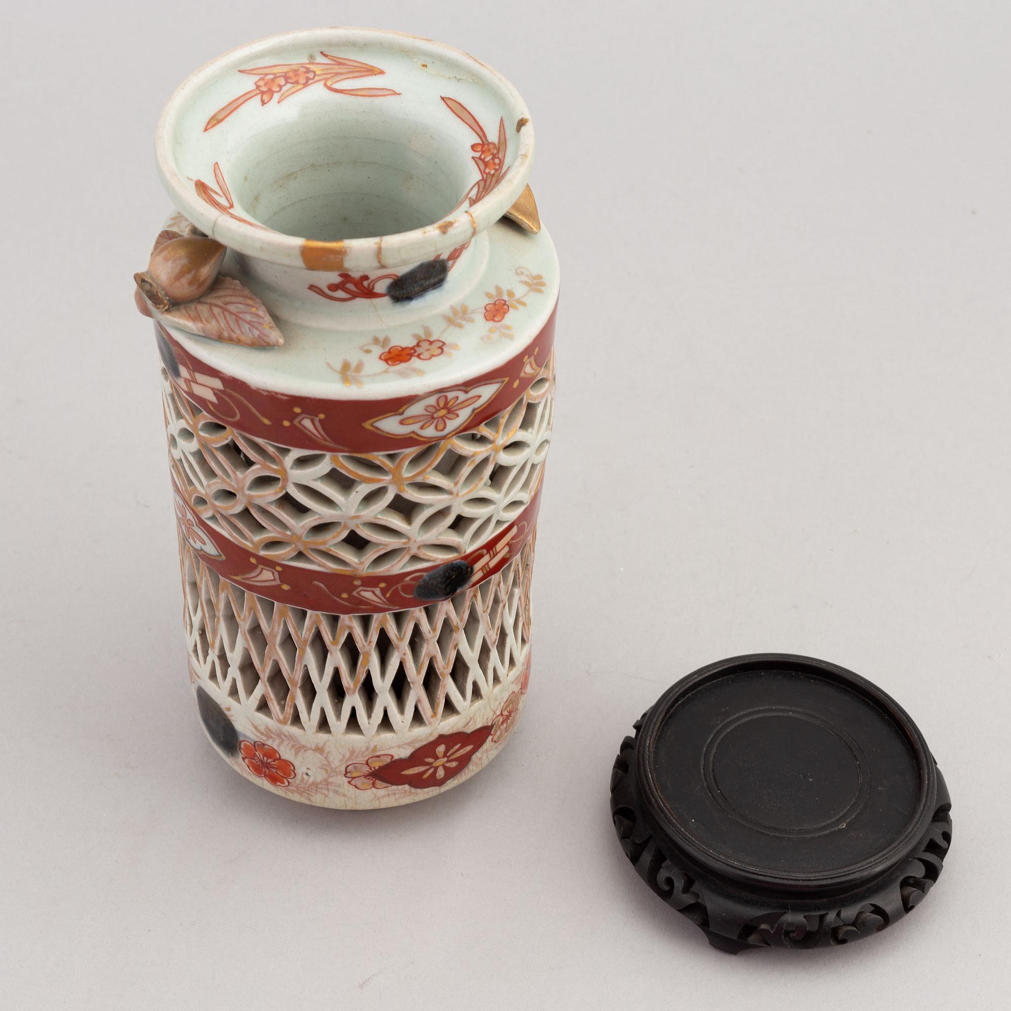 A Japanese vase and a bowl, 18th and 19th Century.