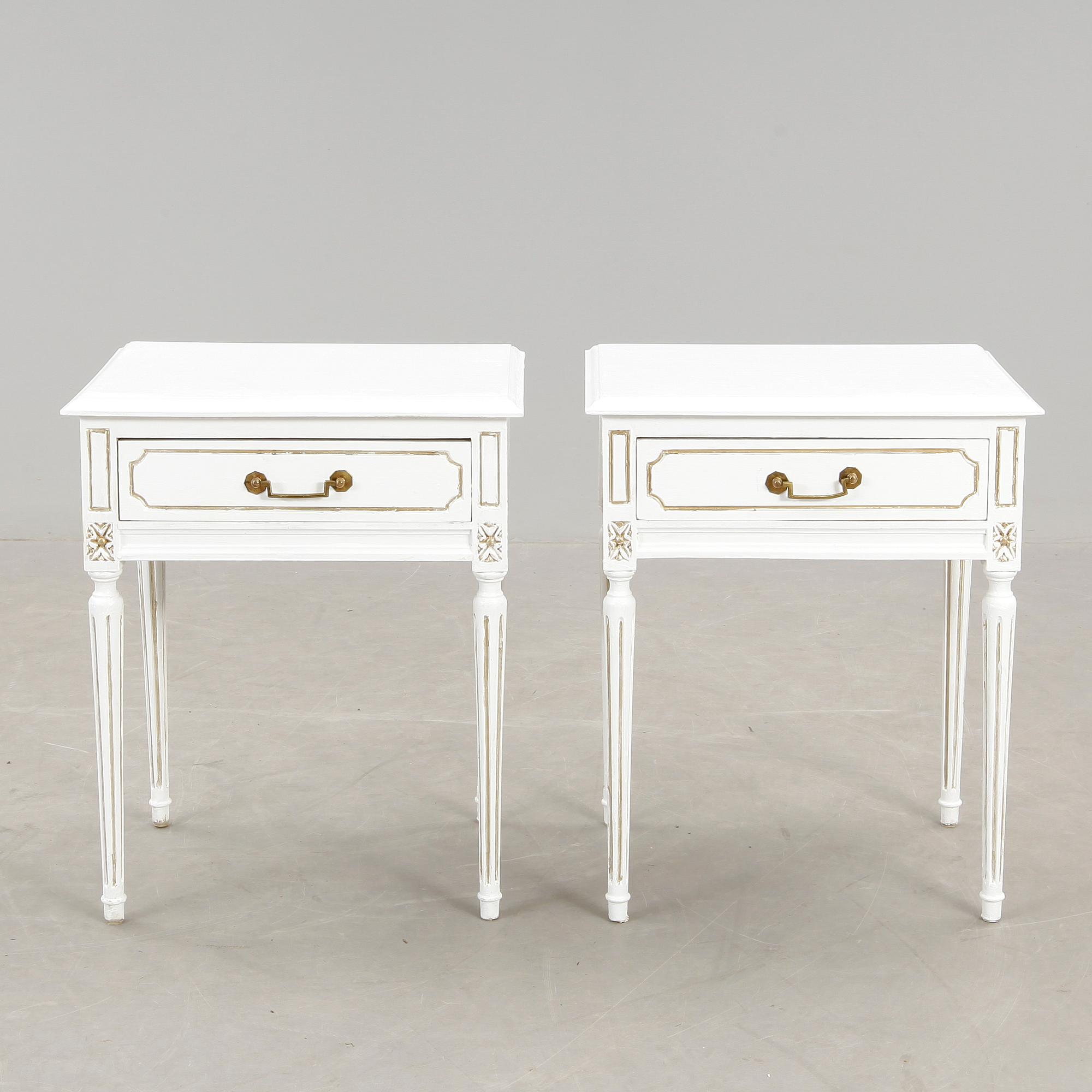 SÄNGBORD, ett par, gustaviansk stil, 1900-tal.