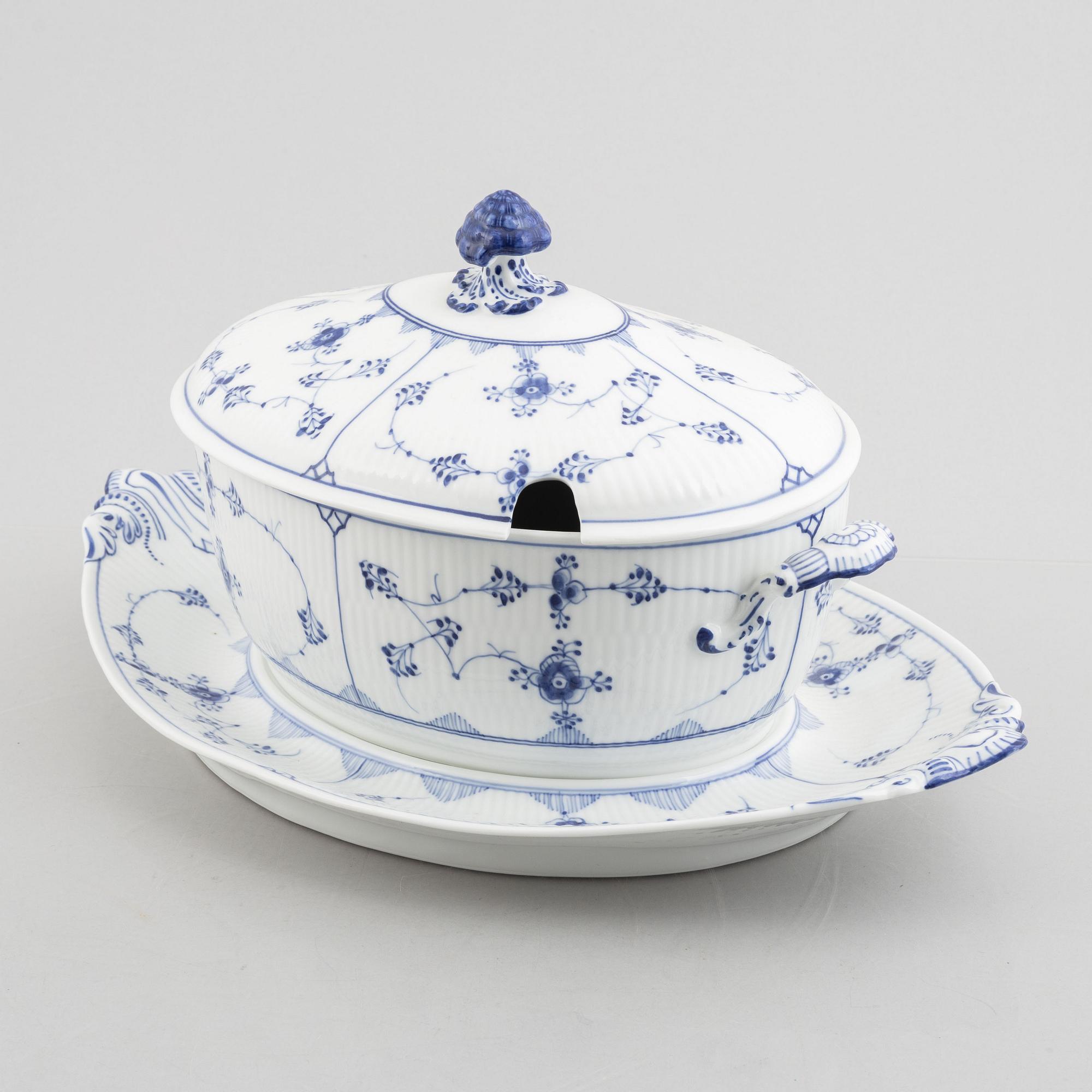 A Royal Copenhagen musselmaalet tureen with cover and stand, plain fluted, 1894-1900. Model 361.