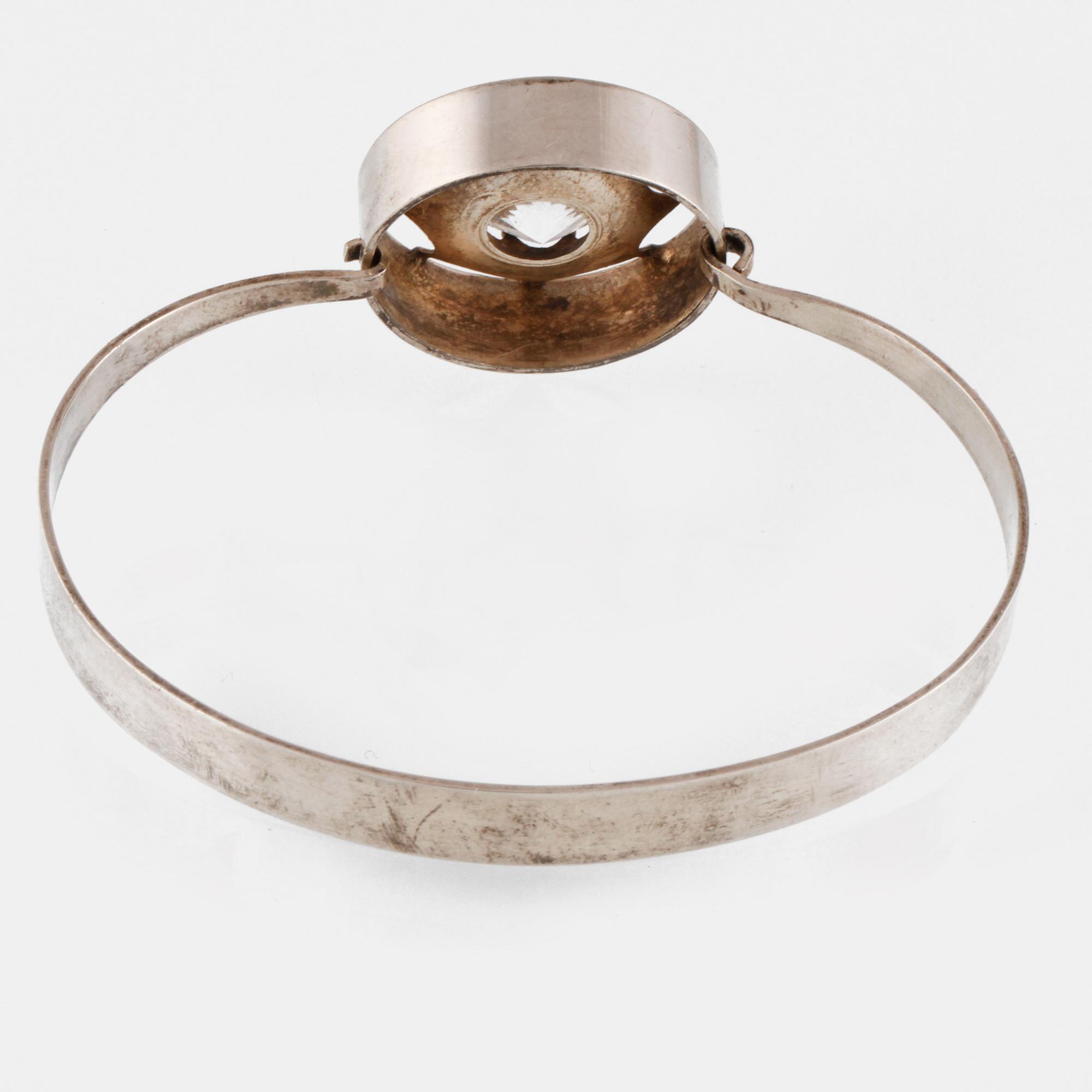 ARMRING, silver med fasettslipad bergkristall, Turku, Finland, 1970. Vikt 14,8 gram.