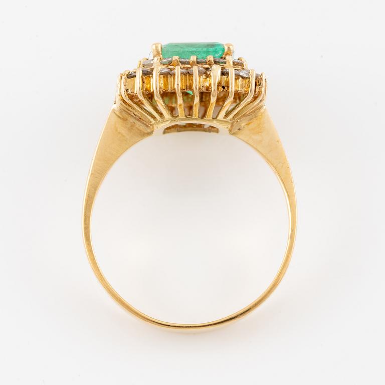 Ring in 18K gold set with a faceted emerald and round brilliant-cut diamonds.