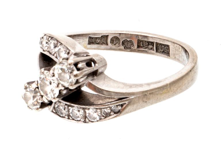 Ring 18K whitegold old, brilliant and single-cut diamonds approx 0,70 ct in total, total weight 6,1 g.