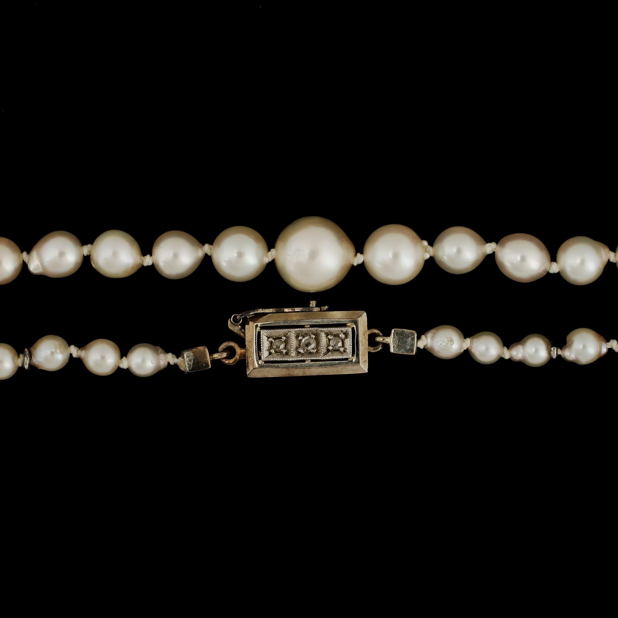 COLLIER, odlade saltvattenspärlor lås 18k vitguld med små rosenslipade diamanter.
