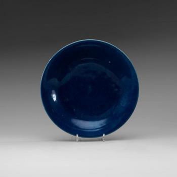 1508. A blue glazed dish, Qing dynasty (1644-1912), with Qianlong seal mark.