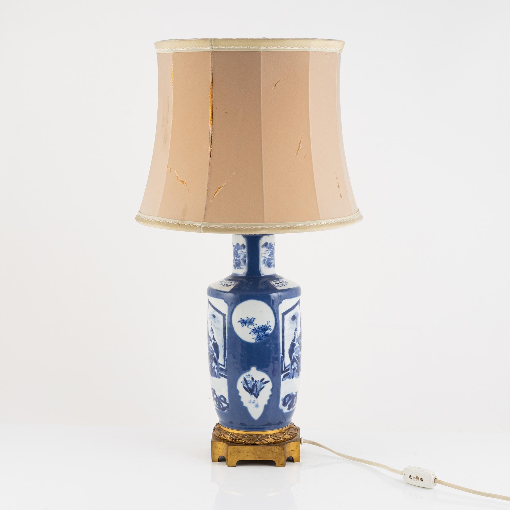 Bordslampa/vas, porslin, Kina, omkring år 1900.