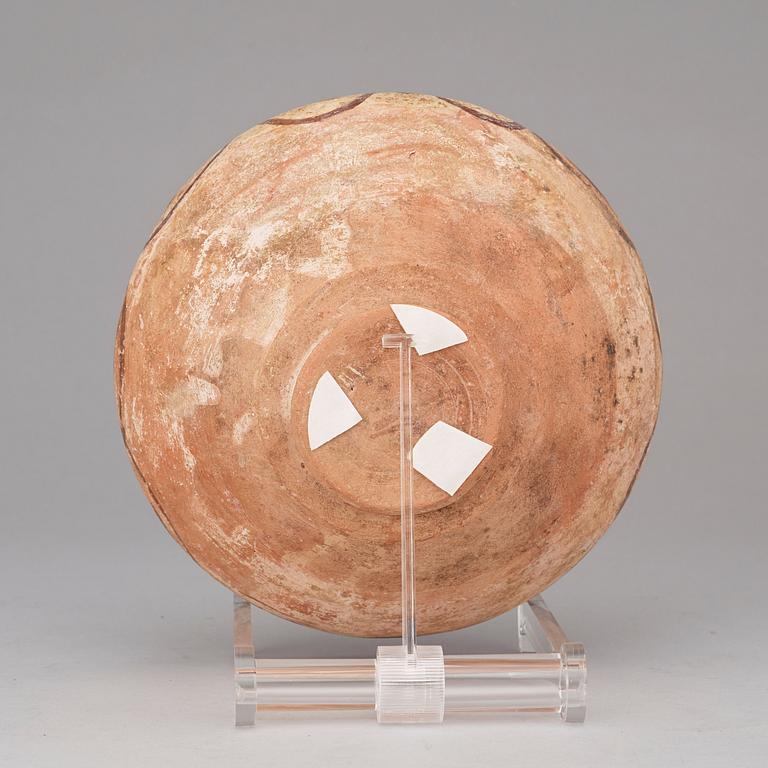 SKÅL, lergods med underglasyrdekor. Diameter 18,5 cm, höjd 8 cm. Östra Persien (Iran) 900-1000-tal, möjligen Sari.