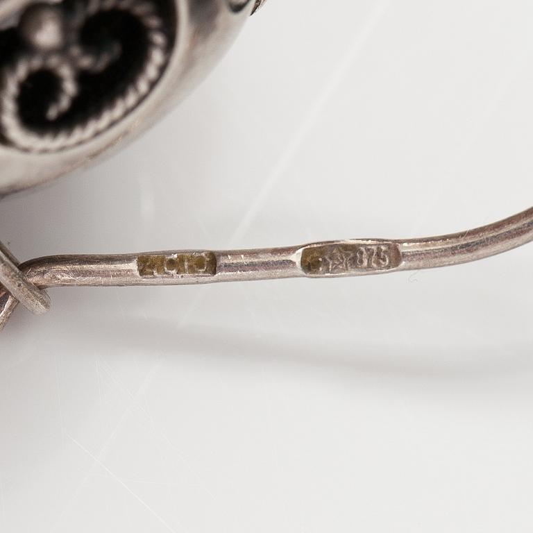 RINGAR, 2 st, och ÖRHÄNGEN, silver, jade. Ryska stämplar.