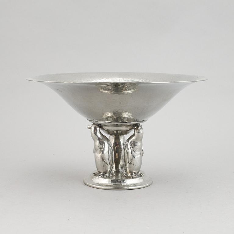 A Danish pewter bowl, decorated with penguins, mark of Einar Dragsted, Copenhagen. First part of the 20th century.