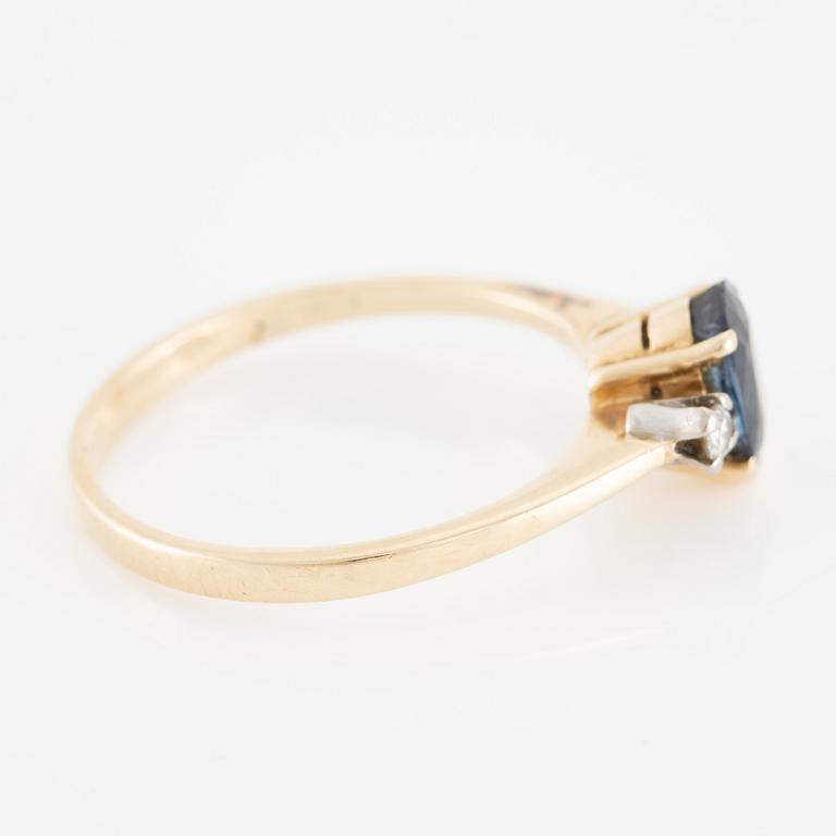 Gold ring with sapphire and brilliant-cut diamonds.