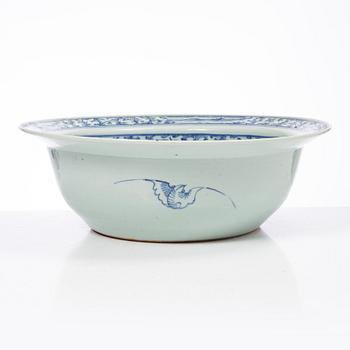 A large blue and white basin, Qing dynasty, 19th century.