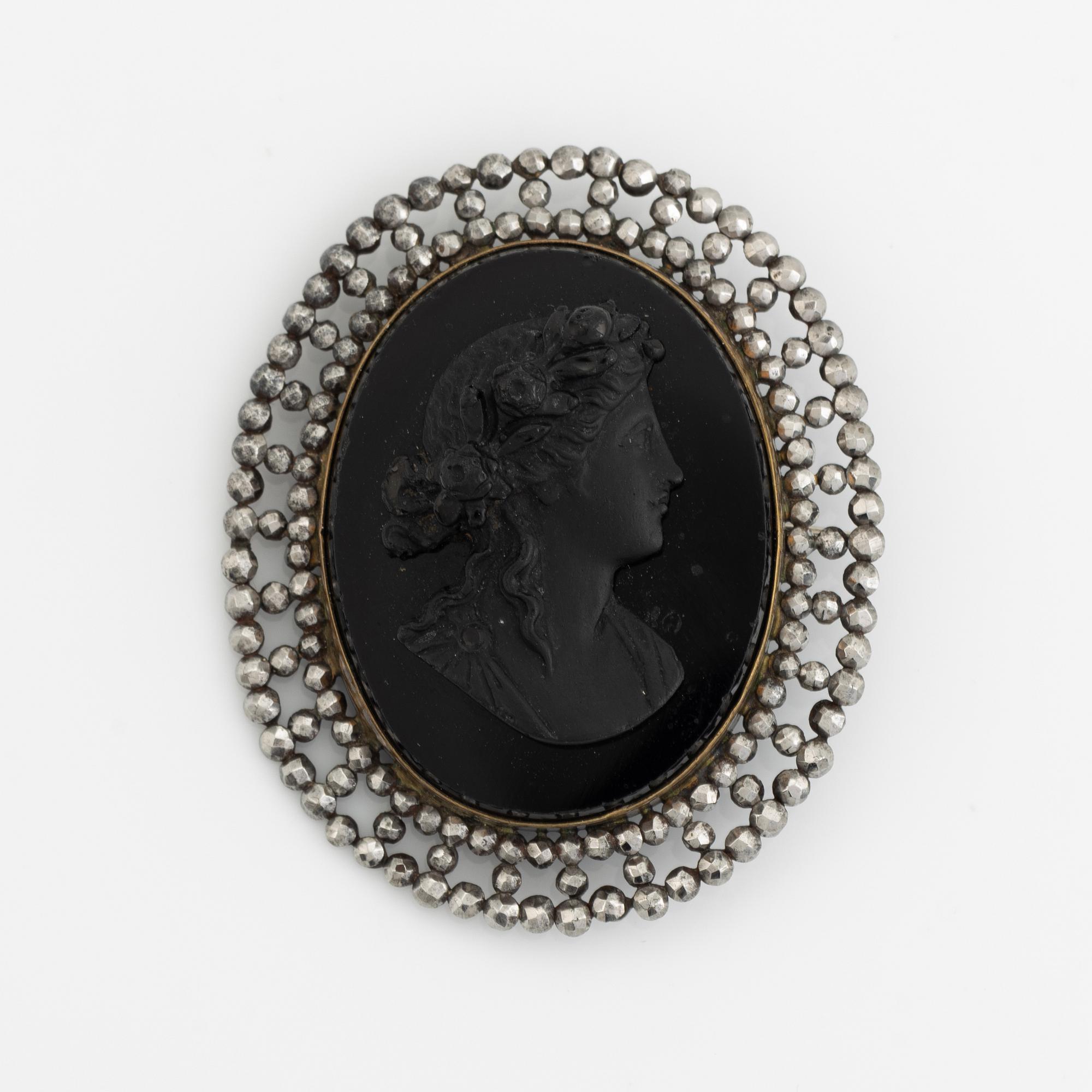 Black stone cameo brooch. Bukowskis