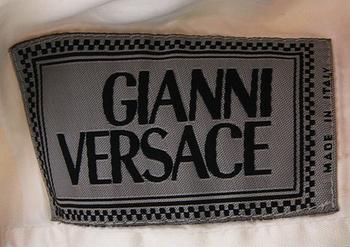 KAVAJ, Gianni Versace. Proveniens: Festkonsult Gert Tornberg. Säljes till förmån för Röda Korset.