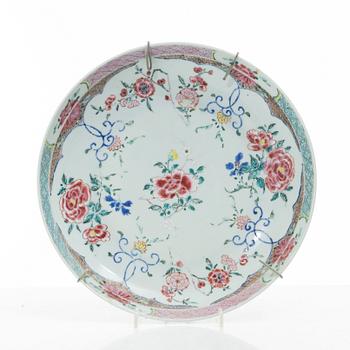 A set of three export porcelain plates and two dishes, Qing dynasty, Qianlong (1736-95).