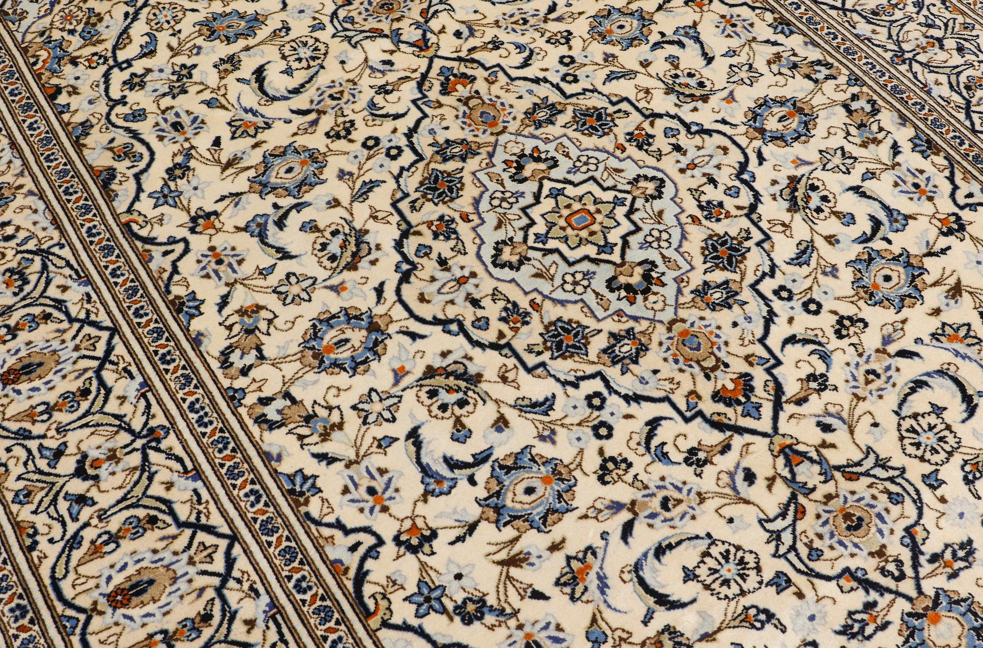 A carpet, Kashan, ca 297 x 200 cm.