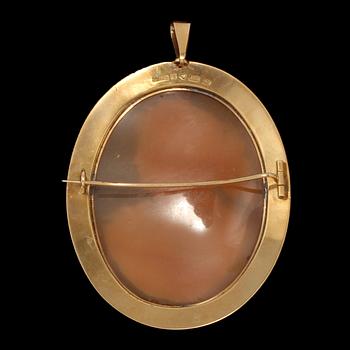 BROSCH, 18k guld samt skuren snäckskalskamé, Gustav Dahlgren & Co, Malmö, 1966. Vikt 21 g.