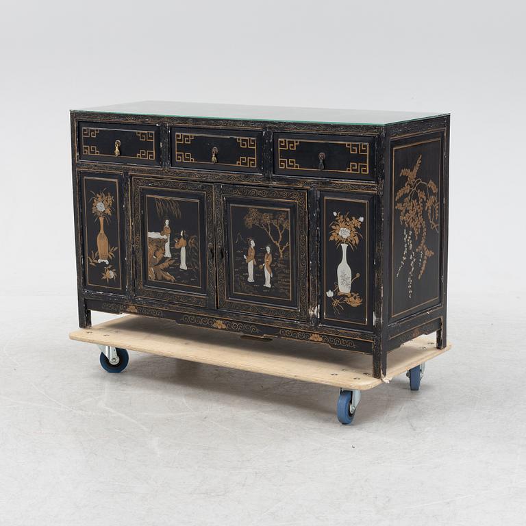 A Chinese chest of drawers / sideboard, 20th century.