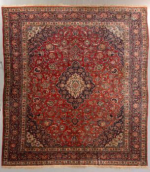 An antiquw Kashan carpet ca 432x323 cm.