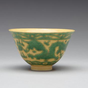 A yellow ground 'dragon' bowl, Qing dynasty, with Kangxis six character mark.