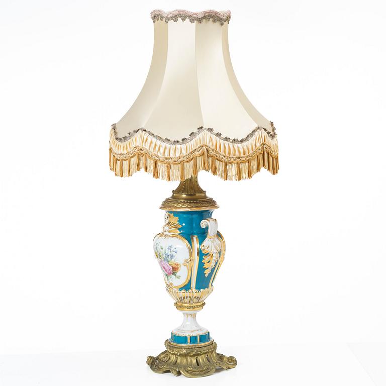 Bordslampa, Sèvres-stil, omkring år 1900.