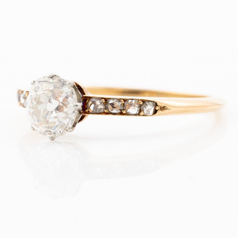 Ring in 18K gold and platinum with an old-cut diamond.
