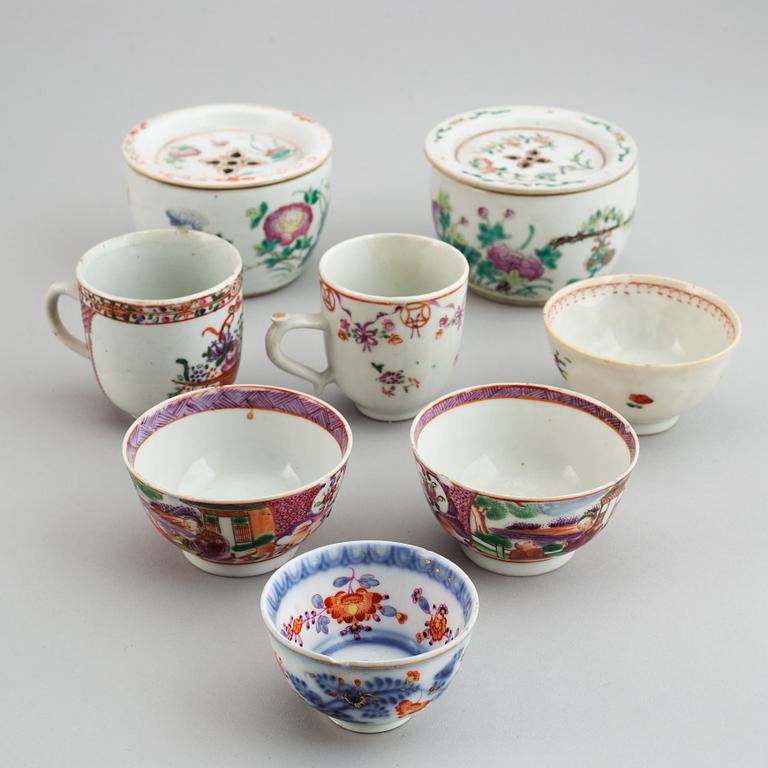 17 blue and white and famille rose porcelain objects, Qing dynasty, 18th/19th century.