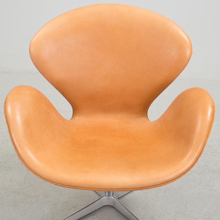 A "Swan" chair by Arne Jacobsen for Fritz Hansen, 2007.