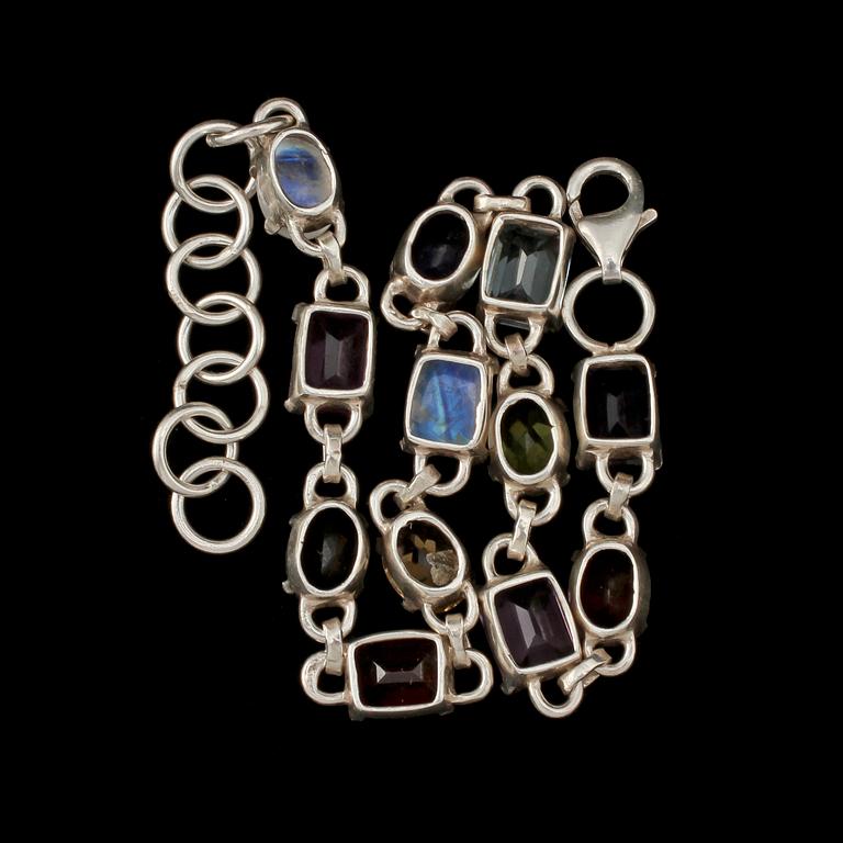 ARMLÄNK, sterlingsilver delvis med fasettslipade och cabochonslipade olikfärgade stenar, 1900-talets slut. Vikt 13 g.