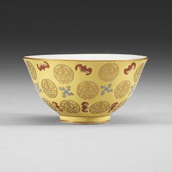 75. A yellow bowl, Qing dynasty, with Tongzhi four character mark in red.