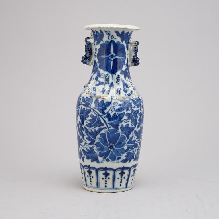 A Chinese blue and white porcelain vase, Qing dynasty, 19th century.