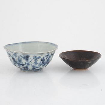 Two Chinese bowls, porcelain and stoneware, part Ming dynasty.