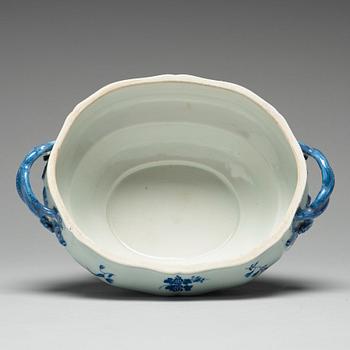 A blue and white tureen with cover, Qing dynasty, Qianlong (1736-95).