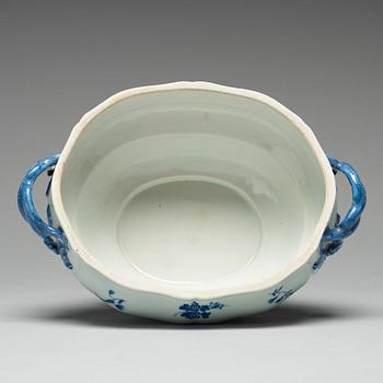 A blue and white tureen with cover, Qing dynasty, Qianlong (1736-95).