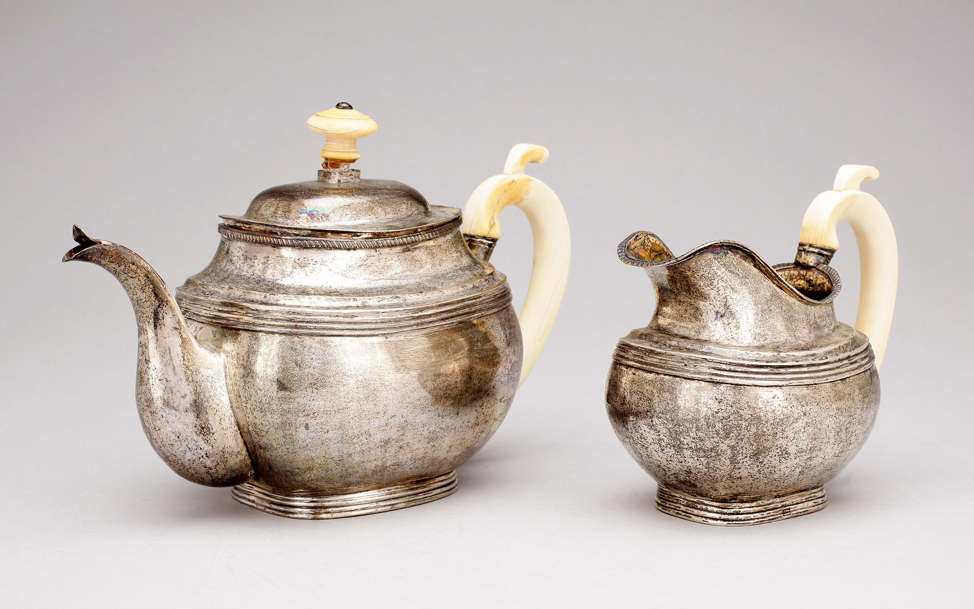 TEKANNA SAMT MJÖLKKANNA, silver, Moskva 1835. Tot vikt ca 970 gram.