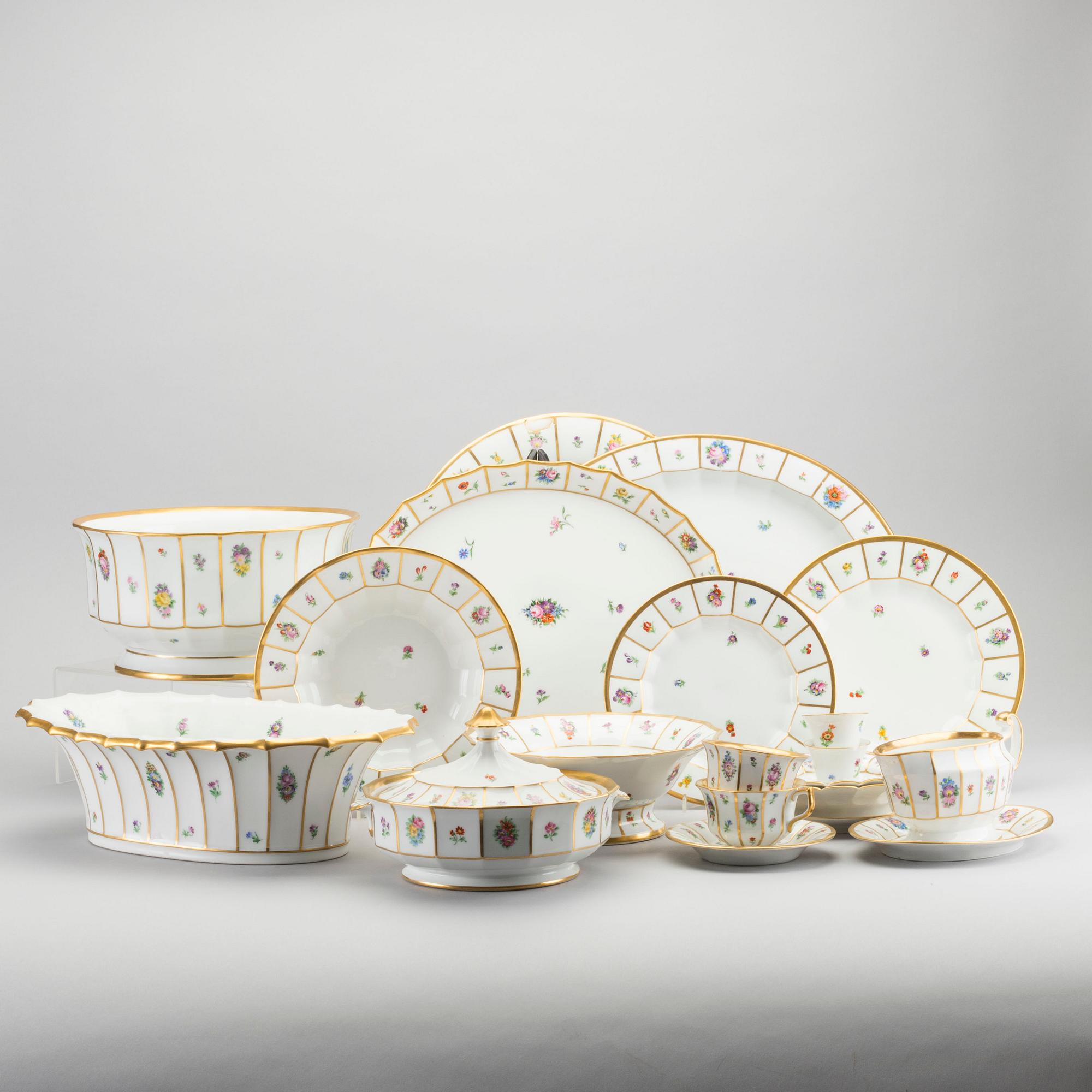 A 83 PIECES "HENRIETTE" DINNER SERVICE IN POCELAIN BY ROYAL COPENHAGEN, Denmark.