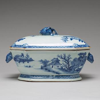 A blue and white tureen with cover and similar stand, Qing dynasty, Qianlong (1736-95).