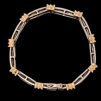 ARMBAND, 14k guld och vitguld med prinsesslipade diamanter, totalt ca 4.0 ct. Vikt 20 g.