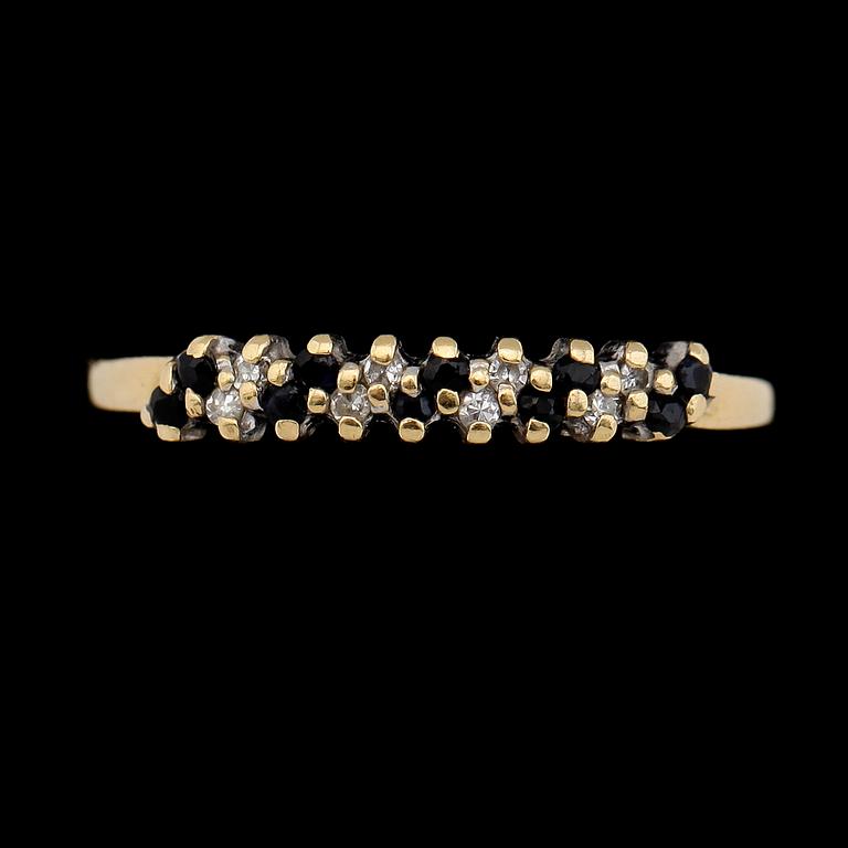 RING, 18K guld med diamanter och safirer. Total vikt ca 1,4 g.
