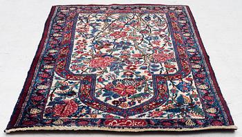 A semi-antique Meshad rug, signed, approx. 133 x 85 cm.
