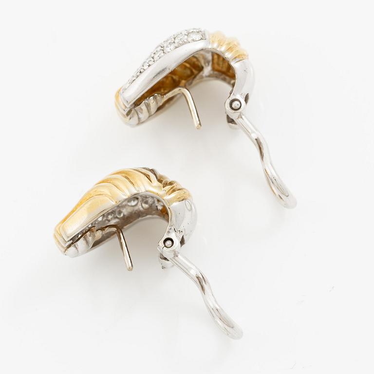 Ett par örhängen 18K guld och vitguld med runda briljantslipade diamanter.