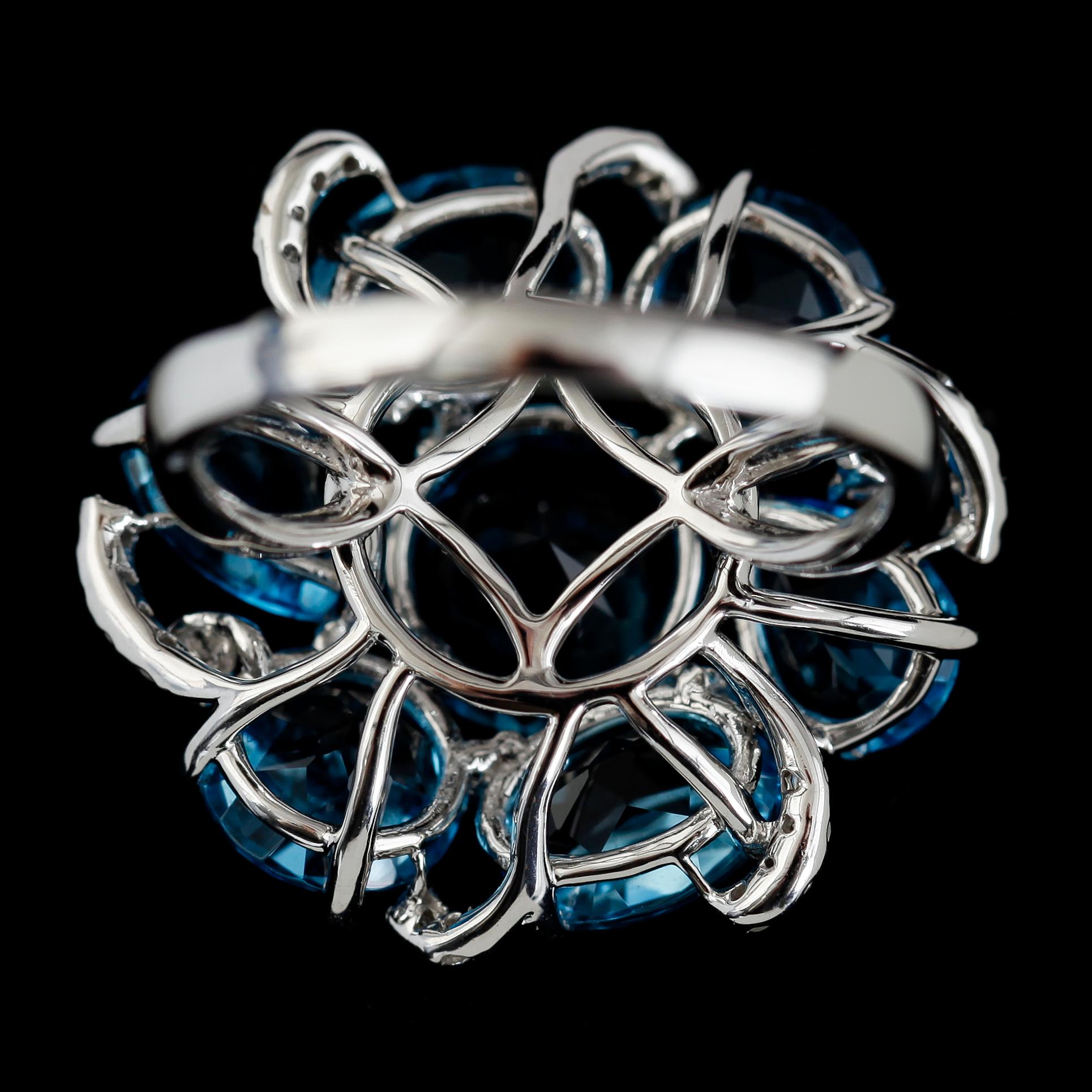 RING, 14K vitguld, blå topaser och diamanter.