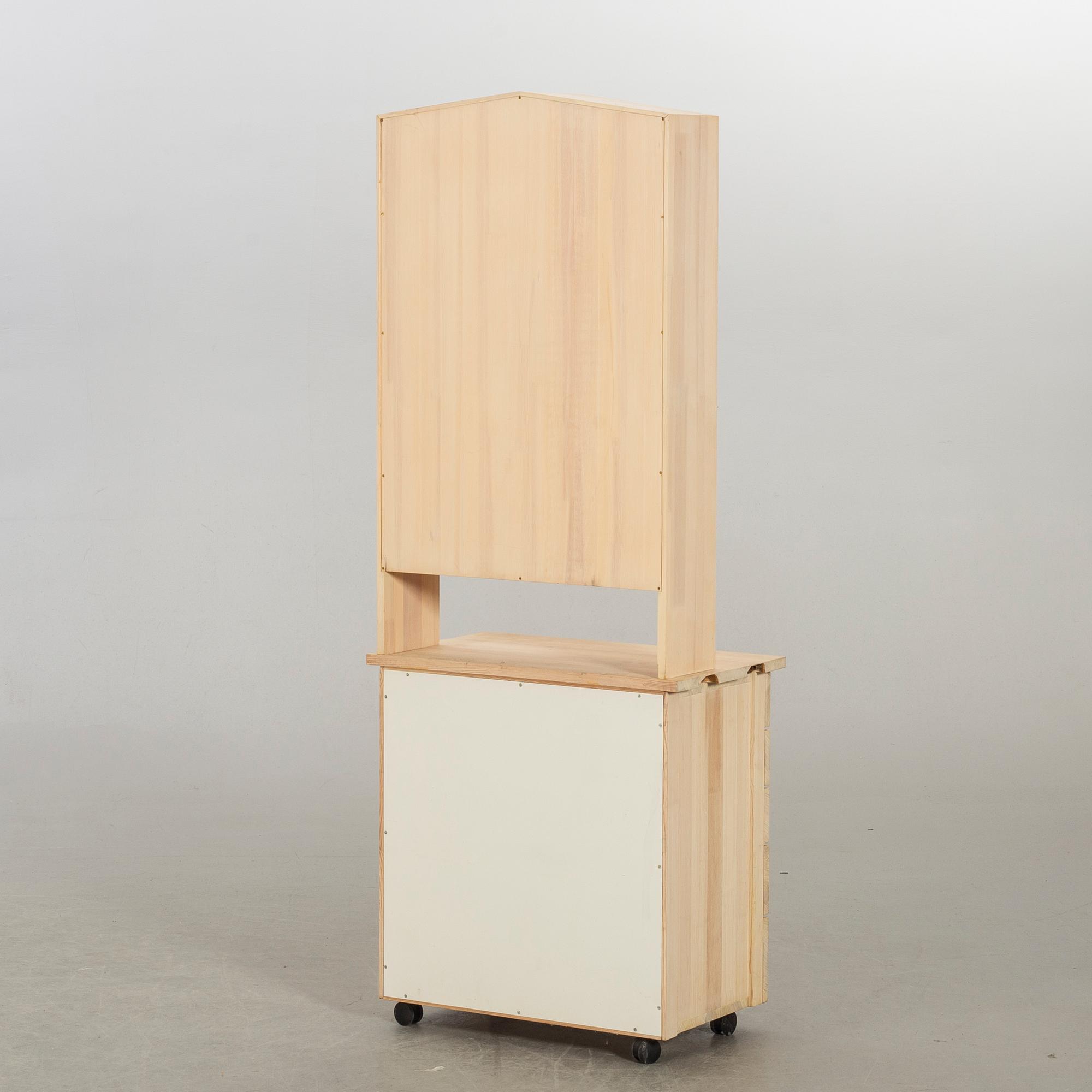 OLOF PIRA, VITRINSKÅP MED UNDERDEL, ur serien "Solid Form" samt "Blå Rand".