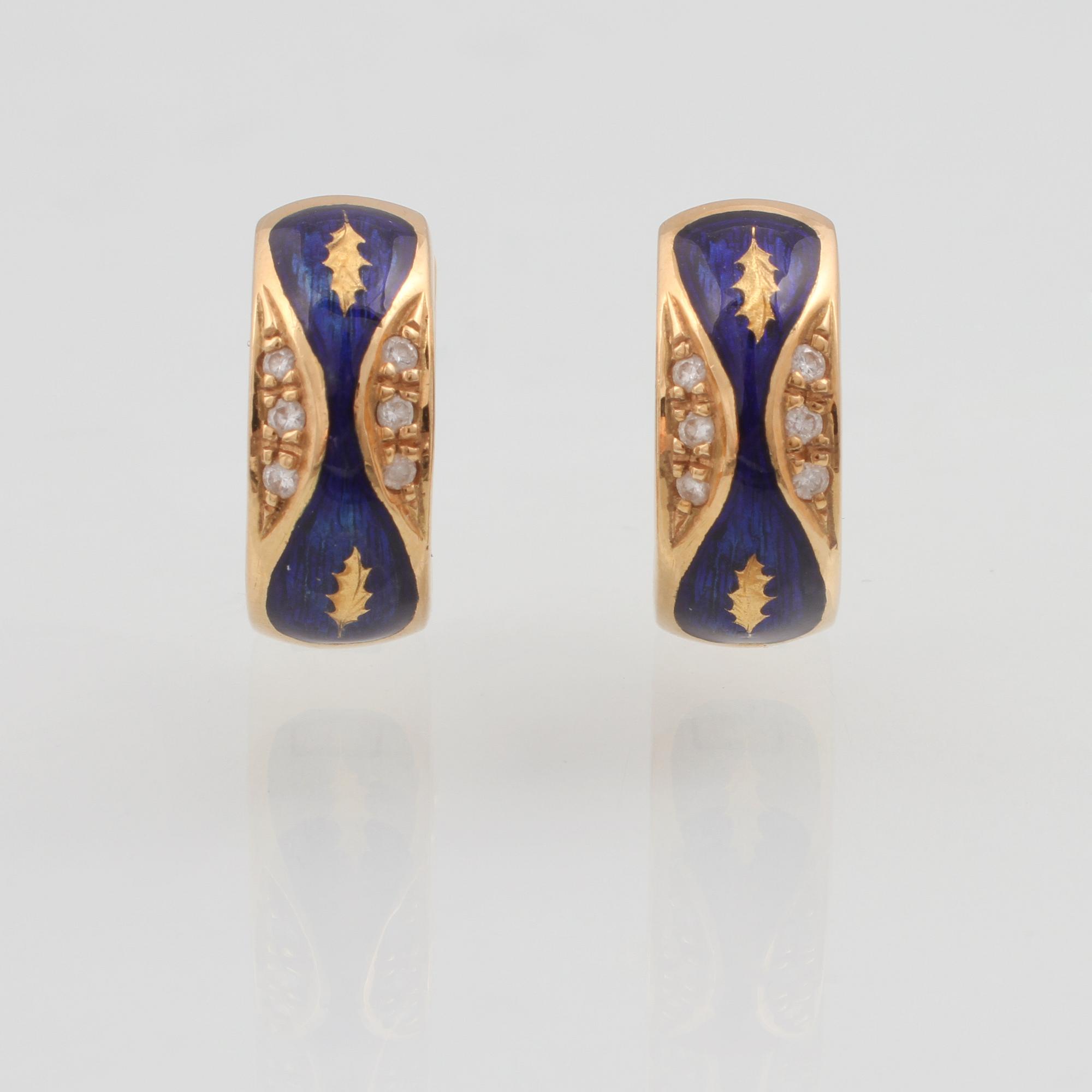 ÖRHÄNGEN, 18K guld med 6 briljantslipade diamanter 0.12 ct och blå emalj, Fabergé, modell F1360 nr 261/300. Vikt 9,5 g.