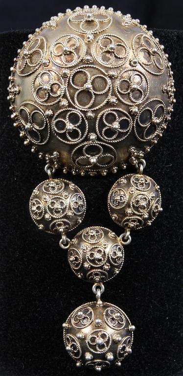 BROSCH, ÖRHÄNGEN, ett par samt HÄNGSMYCKE, silver. L. Bökman, Stockholm, 1880-81. 35 gram.