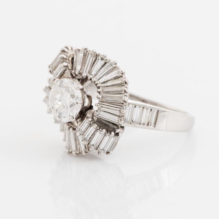 Boucheron ring platina med en rund briljantslipad diamant vikt ca 1.25 ct kvalitet ca H vvs.